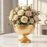 Vase sur pied en métal doré martelé – Centre de table mariage